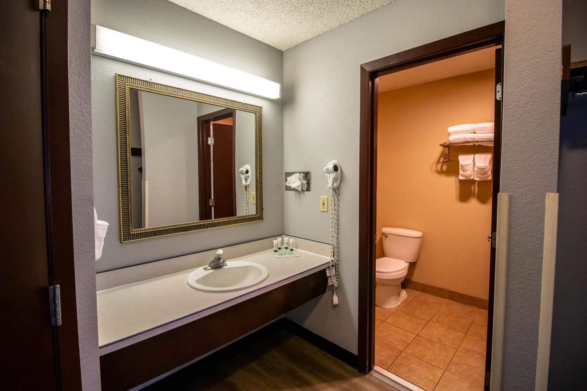 Red Lion Inn & Suites Ванкувер Экстерьер фото